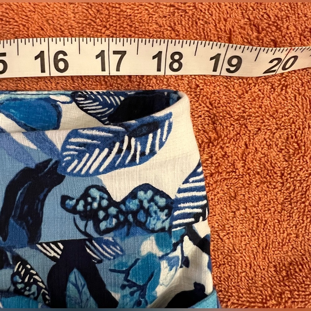 NWOT Chico’s Floral Blue and Bright White Capris - Picture 3 of 9
